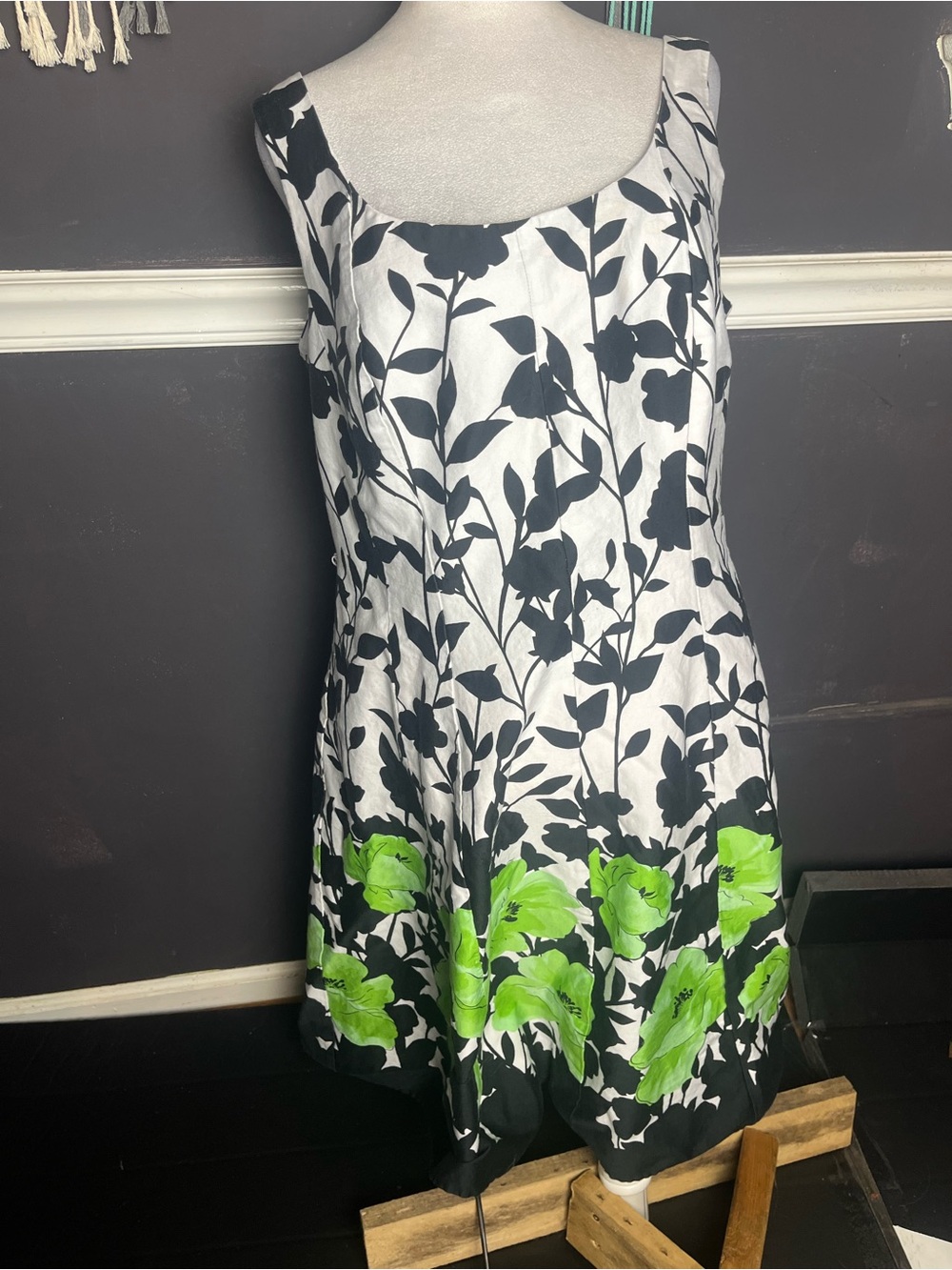 Black & White Floral Dress with Green Accents Size 14W
